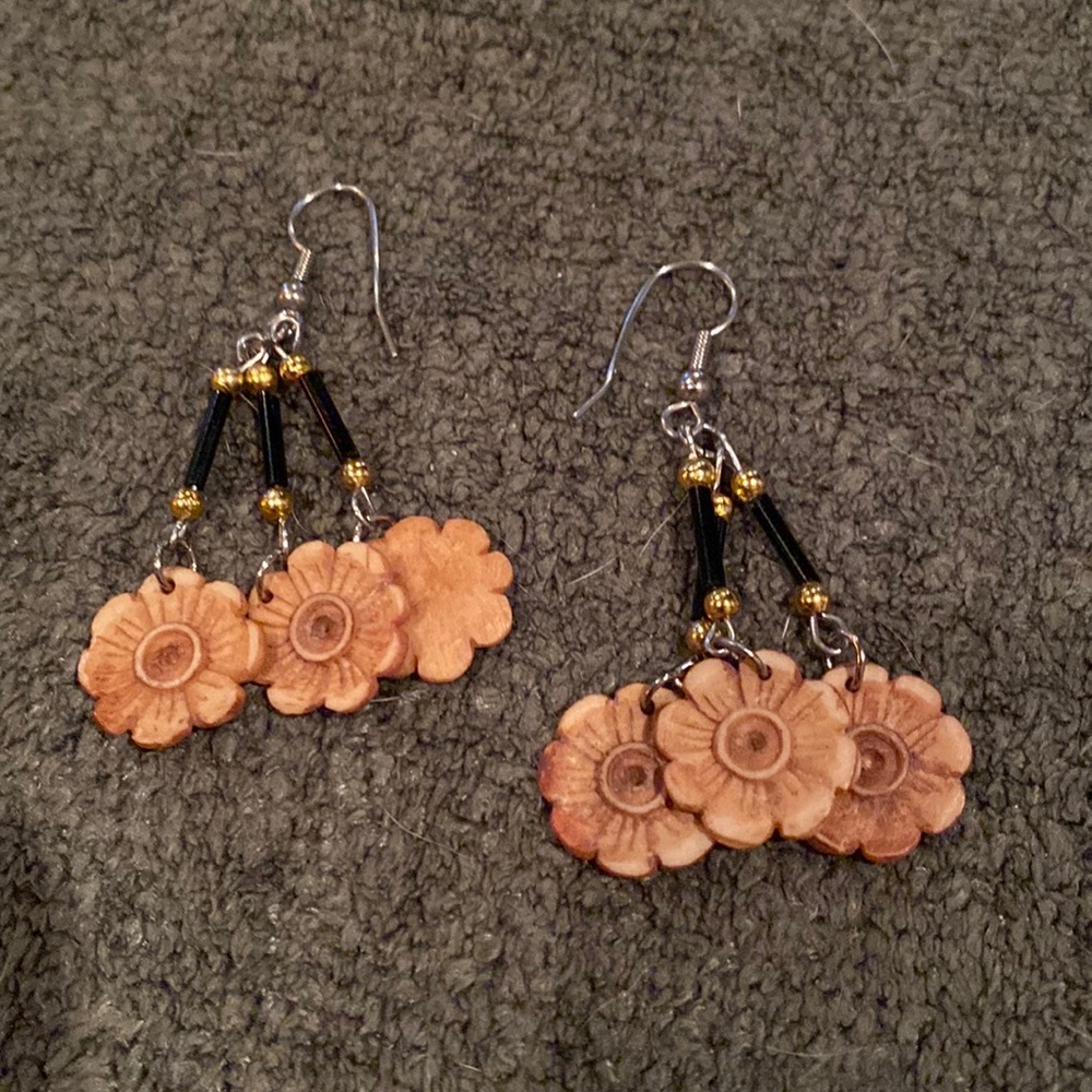 Cutie pie flower earrings.